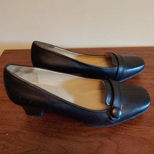Traditional Style Black Shoes